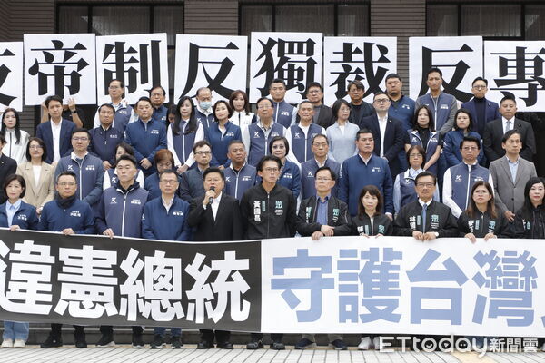 ▲▼藍白國眾兩黨全體立委於立法院議場前召開「彈劾違憲總統，反帝制、反專制、反獨裁」記者會，正式啟動彈劾總統賴清德程序。（圖／記者湯興漢攝）