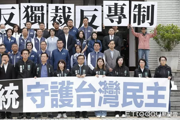 ▲▼藍白國眾兩黨全體立委於立法院議場前召開「彈劾違憲總統，反帝制、反專制、反獨裁」記者會，正式啟動彈劾總統賴清德程序。（圖／記者湯興漢攝）