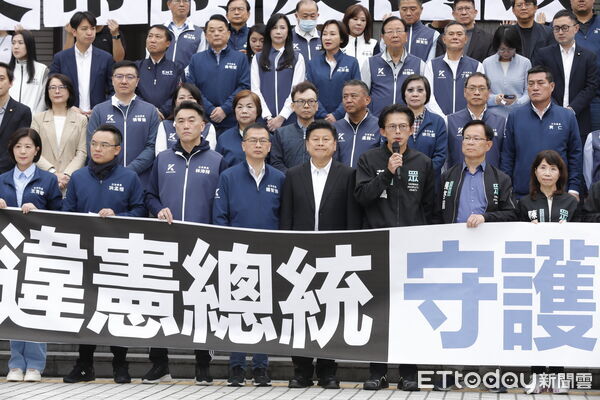 ▲▼藍白國眾兩黨全體立委於立法院議場前召開「彈劾違憲總統，反帝制、反專制、反獨裁」記者會，正式啟動彈劾總統賴清德程序。（圖／記者湯興漢攝）