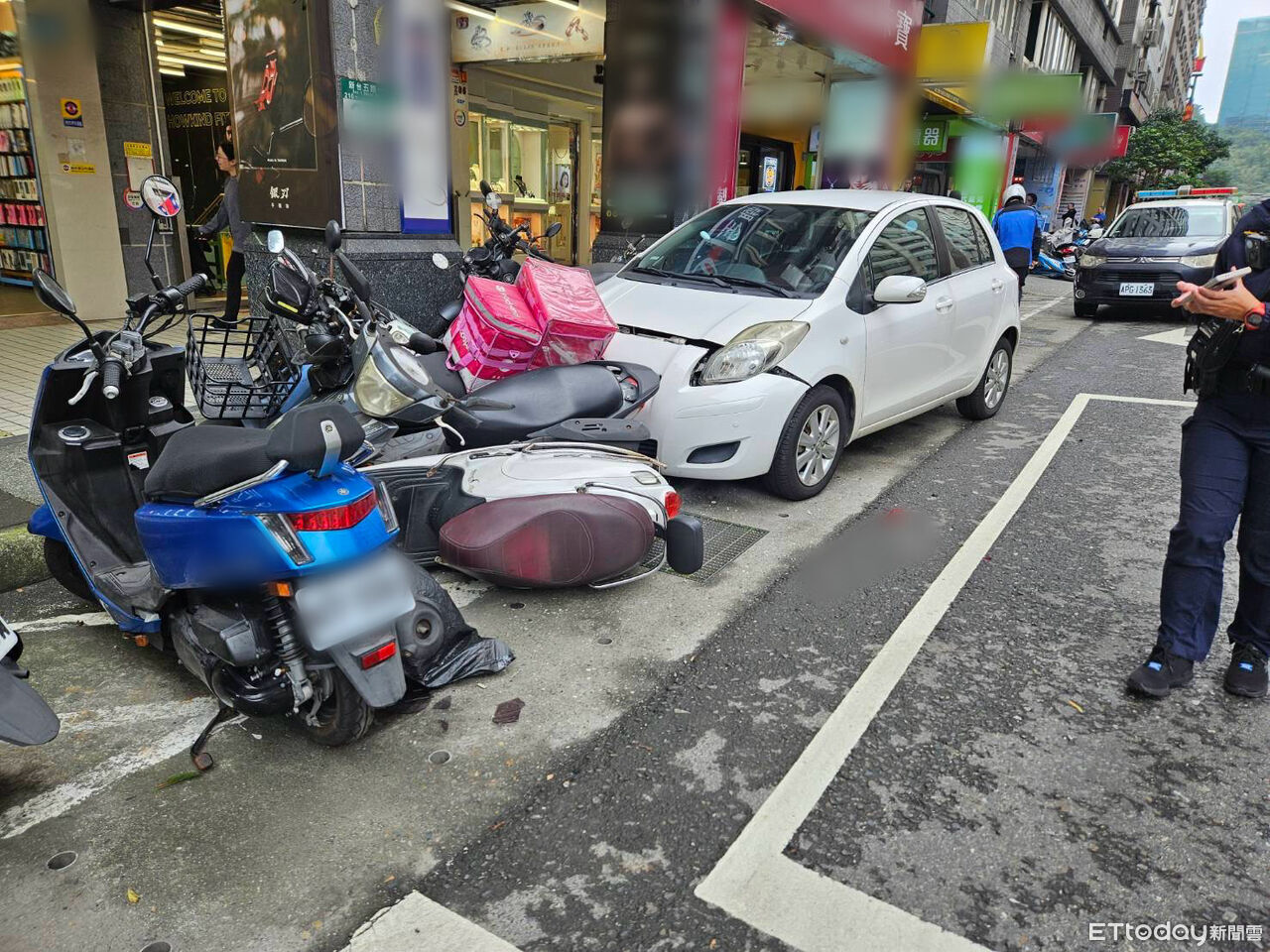 汐止車禍!69歲婦疑緊張誤踩油門 橫掃路邊17輛機車