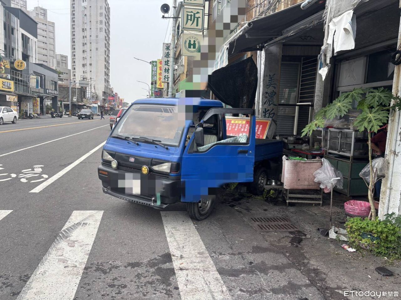 驚險連環撞畫面曝!小貨車路「左轉對決直行」...噴撞麵攤+機車