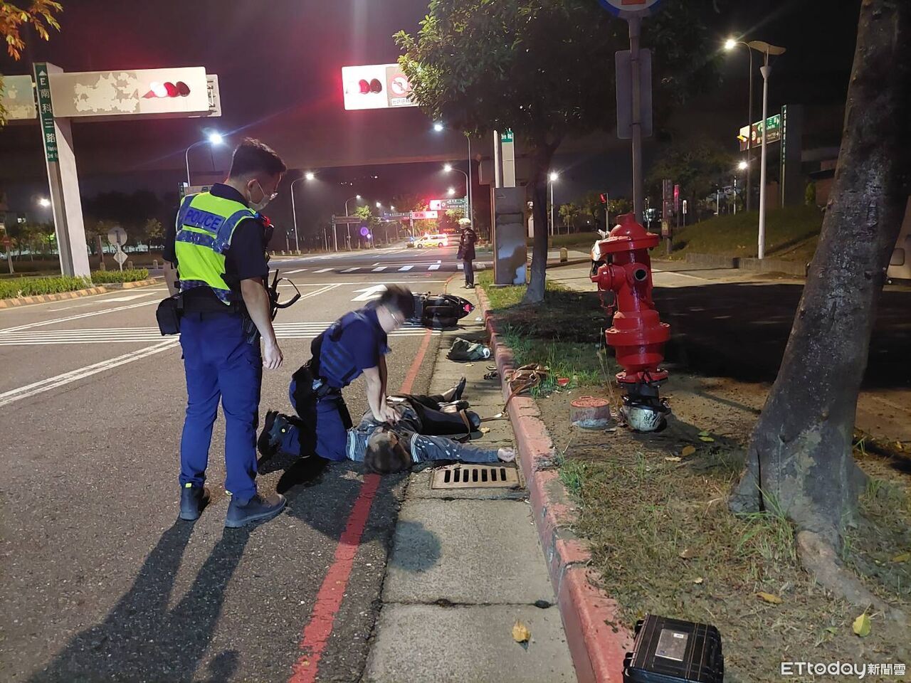 南科深夜民眾路倒命懸一線 保二警即刻CPR搶回一命