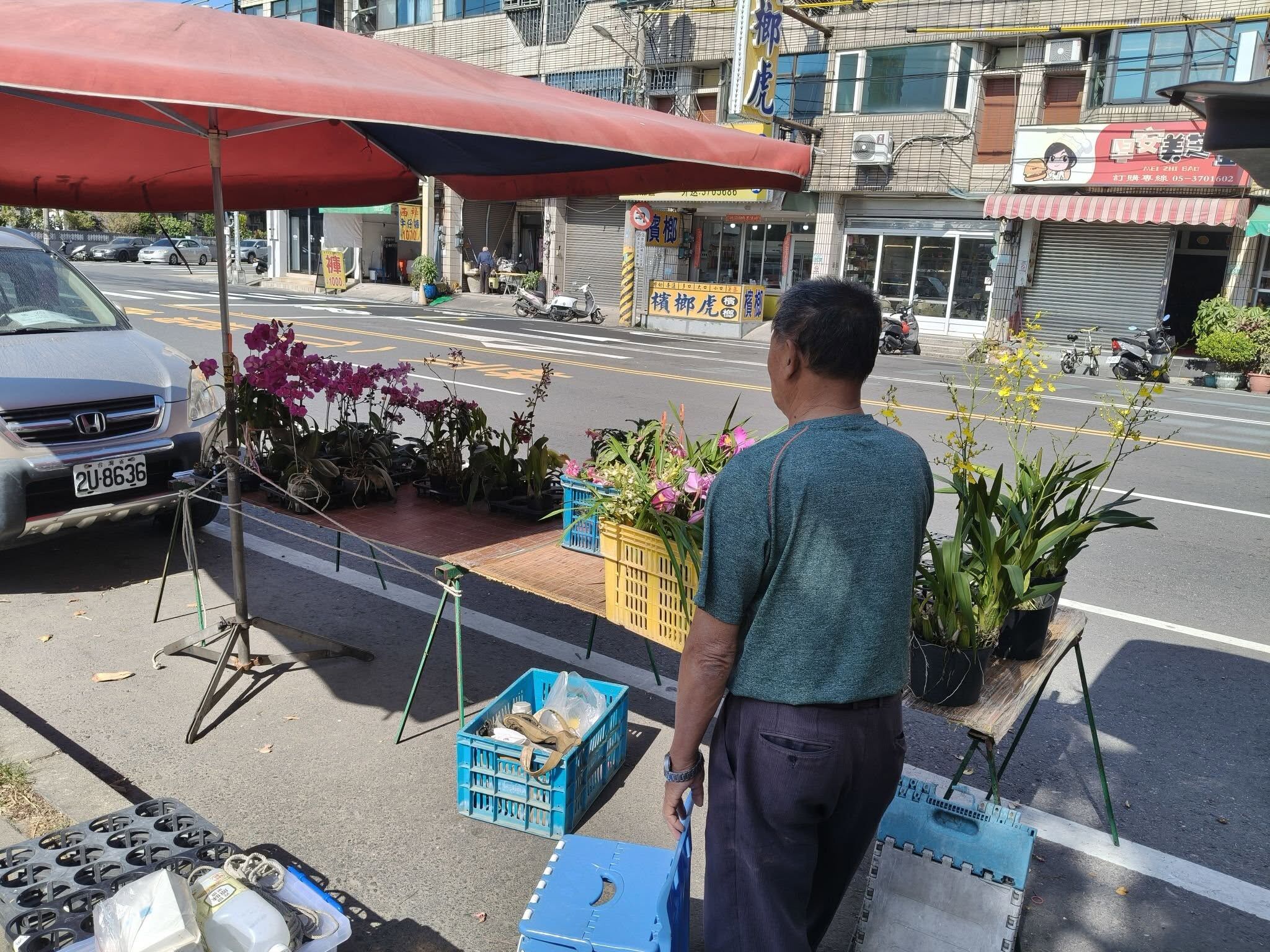 ▲▼     路邊擺攤賣蘭花阿伯的1張交通紅單 竟意外讓朴子整座城暖了起來        。（圖／翻攝自Facebook／楊石旭）
