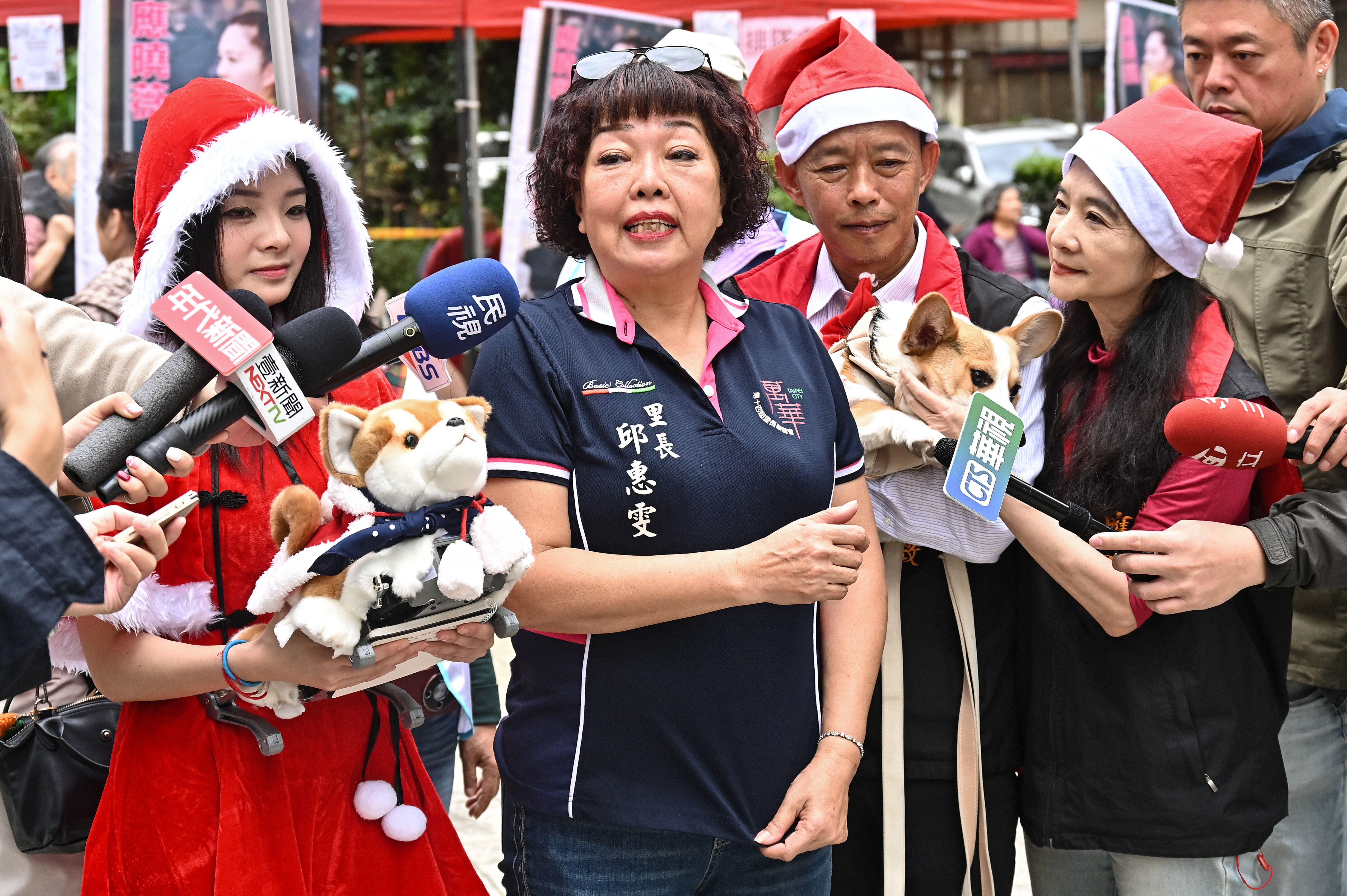 ▲▼台北市議員應曉薇偕同女兒應佳妤著聖誕裝扮，攜帶會聽命令的Al機器狗，與科基愛犬「應寶寶」陪伴里民歡慶冬至與聖誕。（圖／記者李毓康攝）