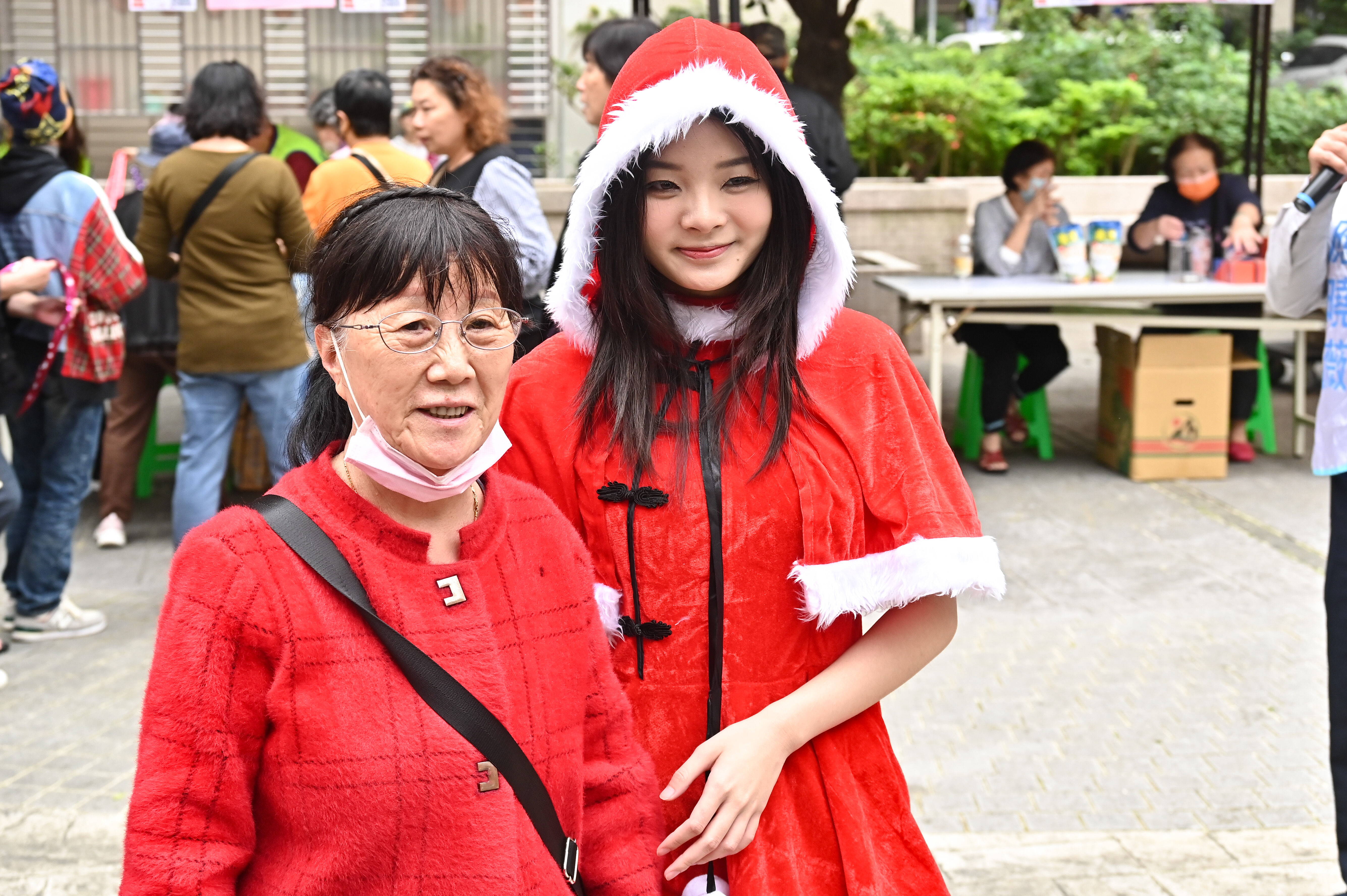 ▲▼台北市議員應曉薇偕同女兒應佳妤著聖誕裝扮，攜帶會聽命令的Al機器狗，與科基愛犬「應寶寶」陪伴里民歡慶冬至與聖誕。（圖／記者李毓康攝）