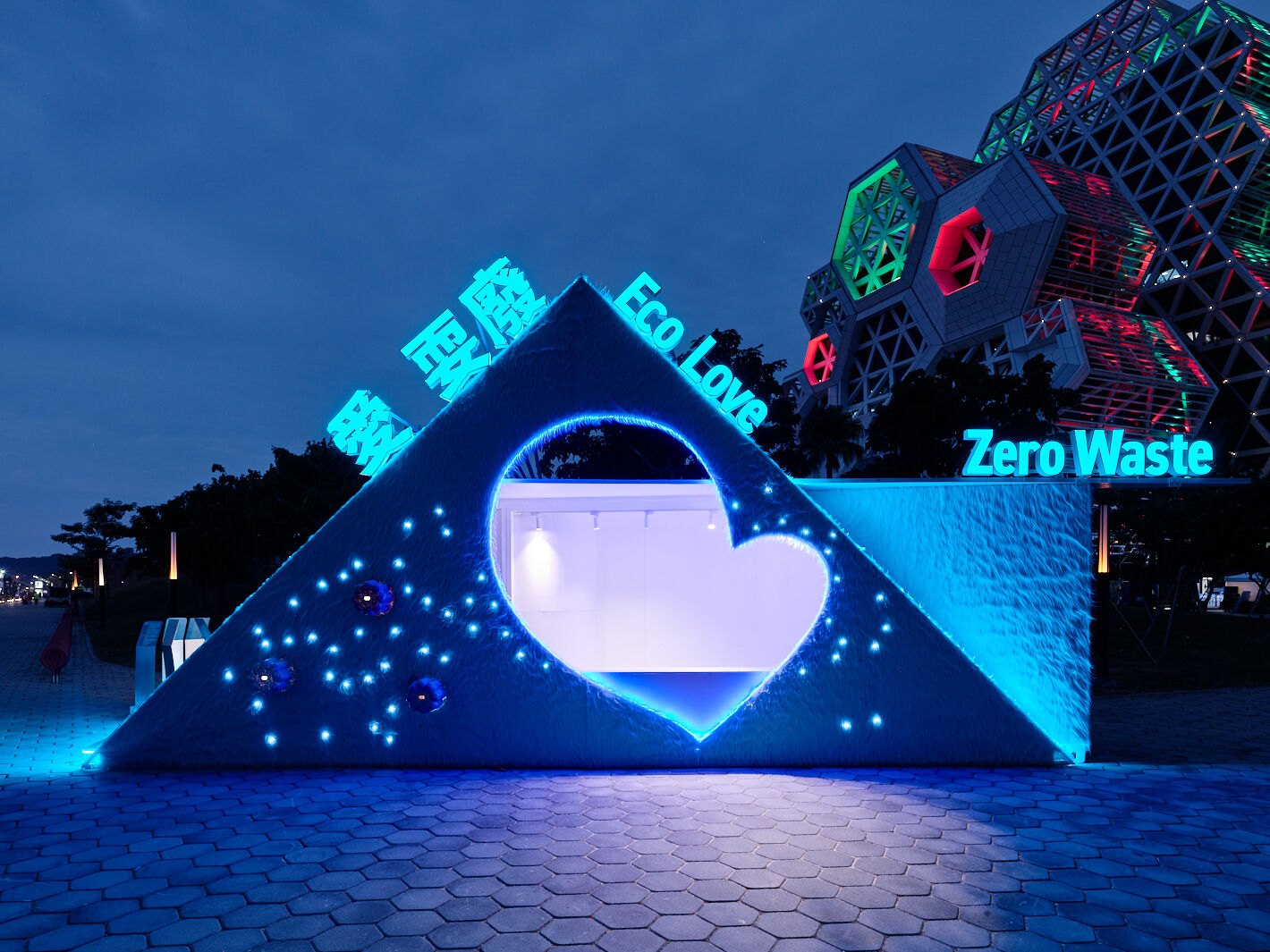 ▲▼日夜都好拍！高雄貨櫃藝術節「沈浸式耍廢」　貨櫃變相機美景盡收。（圖／高美館提供）