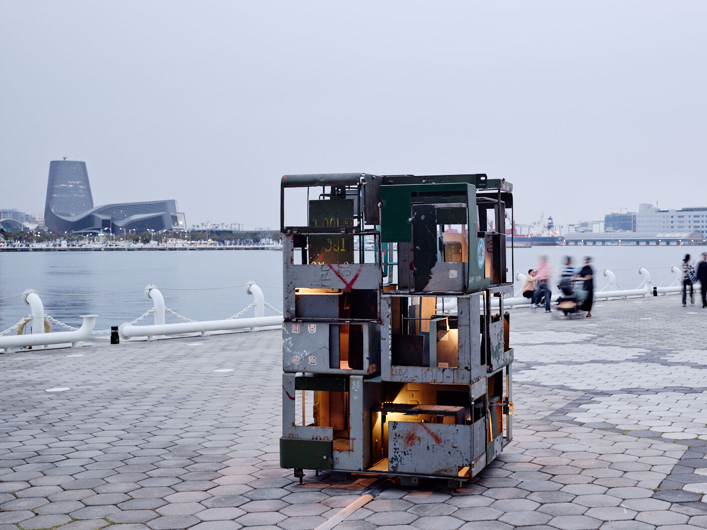 ▲▼日夜都好拍！高雄貨櫃藝術節「沈浸式耍廢」　貨櫃變相機美景盡收。（圖／高美館提供）