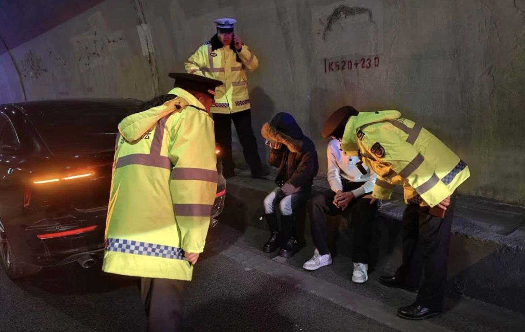 ▲車輛停止後，驚魂未定的車主與女性友人呆坐在路邊休息。（圖／翻攝極目新聞）