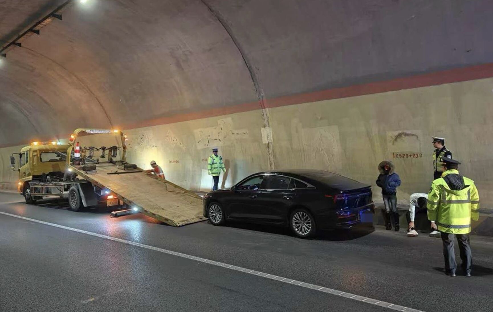 ▲拖吊車將煞車失靈的車輛移走。（圖／翻攝極目新聞）