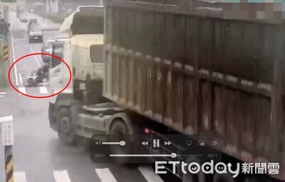 驚悚畫面曝！聯結車搶快左轉　21歲騎士摔進輪胎下一度昏迷
