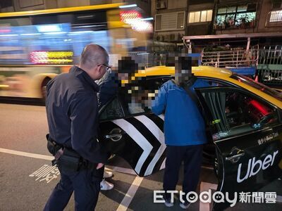 從熱茶到指紋比對！96歲翁暗巷中徘徊　北投警耐心助他平安返家