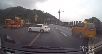 國五雪隧前白車突迴轉　後方駕駛嚇壞：我還要靠這台車養家餬口