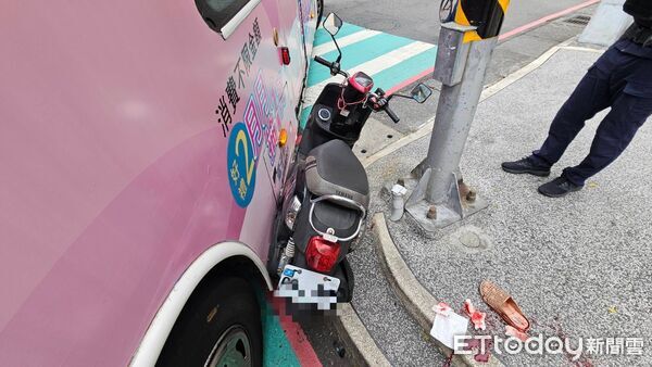 ▲洪男駕駛公車，右轉時與機車發生擦撞。（圖／記者陸運陞翻攝）