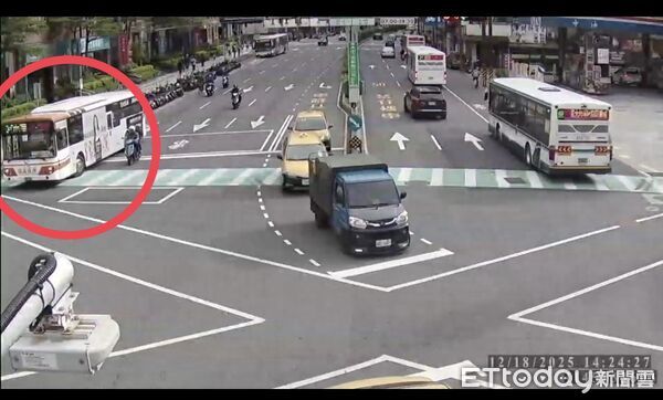 ▲洪男駕駛公車，右轉時與機車發生擦撞。（圖／記者陸運陞翻攝）