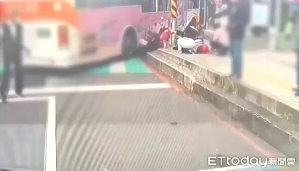 ▲洪男駕駛公車，右轉時與機車發生擦撞。（圖／記者陸運陞翻攝）