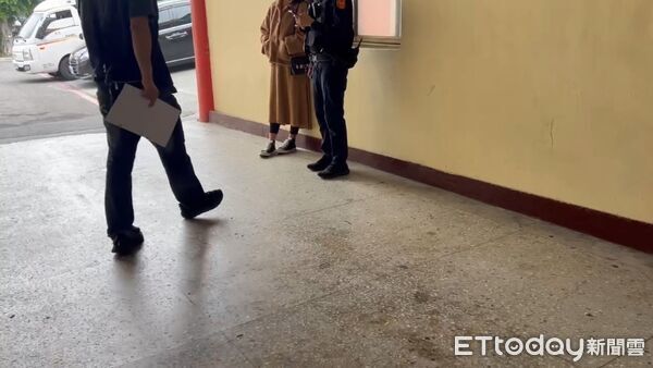 ▲台南棄嬰屍案，男嬰母親現身相驗。（圖／記者林東良翻攝，下同）