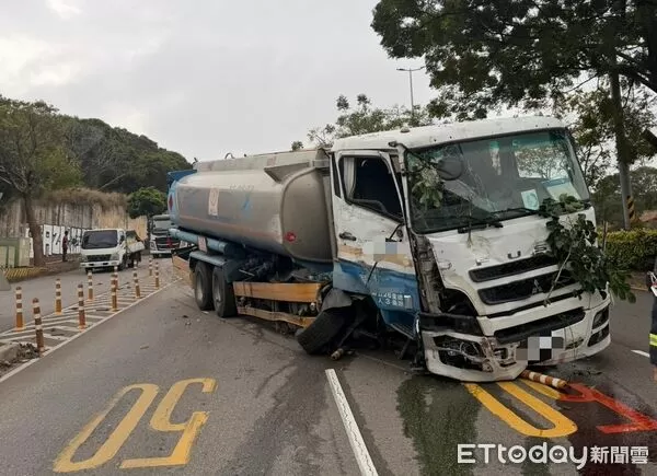 ▲▼油罐車自撞分隔島，樹枝插進駕駛座輪胎脫落變形。（圖／民眾提供，下同）