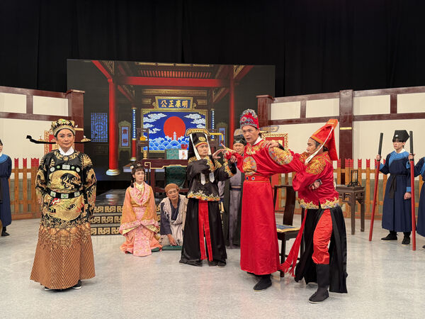 ▲歐漢聲(左起)、胡瓜、陳亞蘭。陳亞蘭拿著菜刀隨意比劃，嚇得歐漢聲當場尖叫求饒。（圖／華視提供）