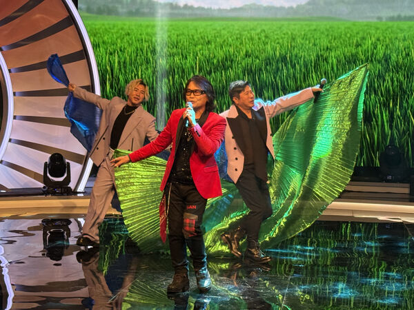 ▲歐漢聲(左起)、胡瓜、陳亞蘭。陳亞蘭拿著菜刀隨意比劃，嚇得歐漢聲當場尖叫求饒。（圖／華視提供）