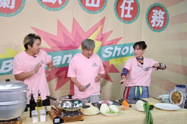 ▲歐漢聲(左起)、胡瓜、陳亞蘭。陳亞蘭拿著菜刀隨意比劃，嚇得歐漢聲當場尖叫求饒。（圖／華視提供）