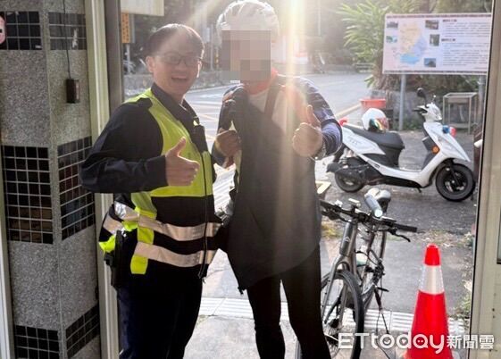 ▲里港警方主動協助林男充電。（圖／記者陳崑福翻攝）