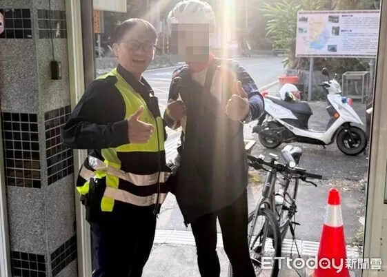 ▲里港警方主動協助林男充電。（圖／記者陳崑福翻攝）