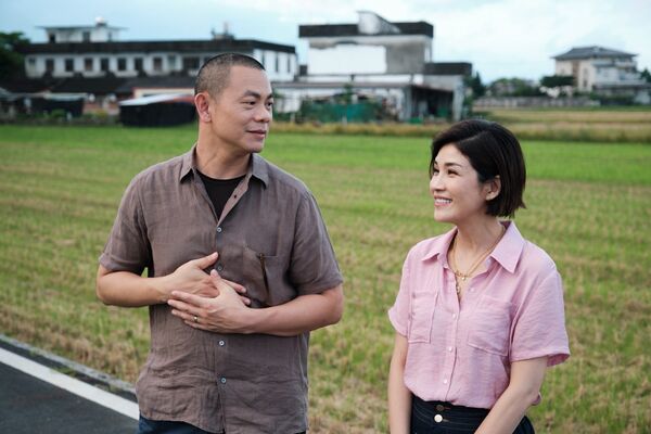 ▲江振誠(左)與媽媽煮鹹粥。（圖／TVBS）