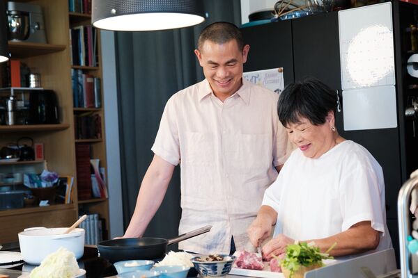 ▲江振誠(左)與媽媽煮鹹粥。（圖／TVBS）