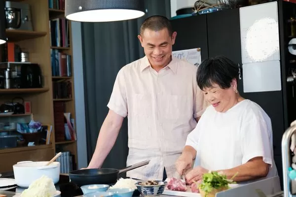 ▲江振誠(左)與媽媽煮鹹粥。（圖／TVBS）