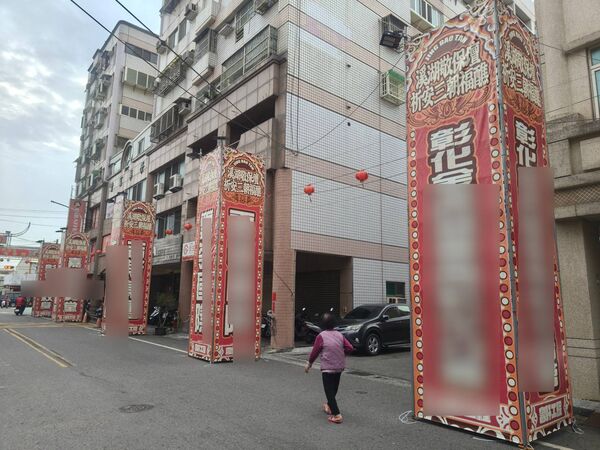 ▲神壇占用馬路變單行道。（圖／民眾提供）