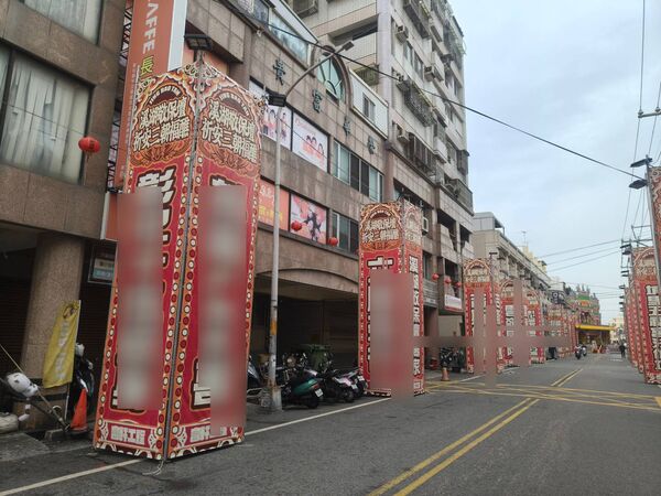 ▲神壇占用馬路變單行道。（圖／民眾提供）