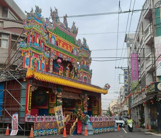 ▲神壇占用馬路變單行道。（圖／民眾提供）