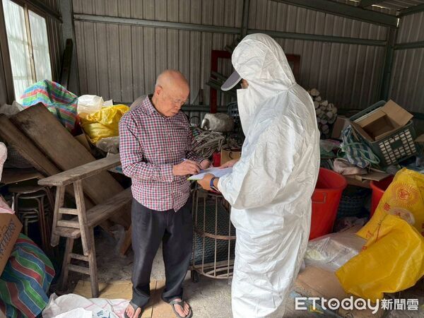 ▲老翁豬舍飼料槽內堆滿廚餘，違規事證明確。（圖／記者翁伊森翻攝）