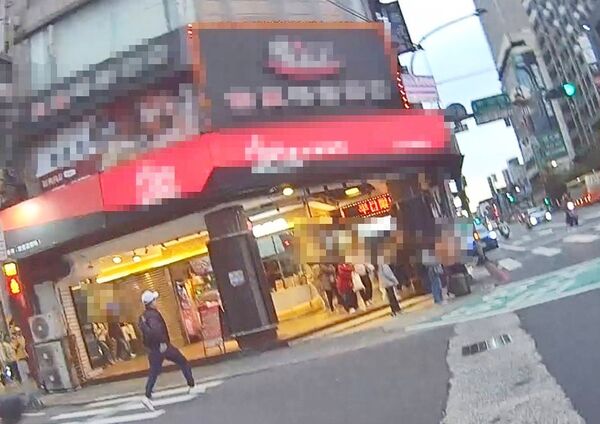 ▲桃園市徐姓男子昨天下午在某賣場與店員起糾紛，警方到場處理時卻拔腿狂奔。（圖／桃園分局提供）