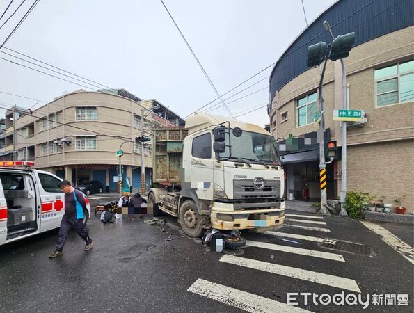 ▲大貨車搶快左轉，與騎士發生碰撞。（圖／記者許宥孺翻攝）