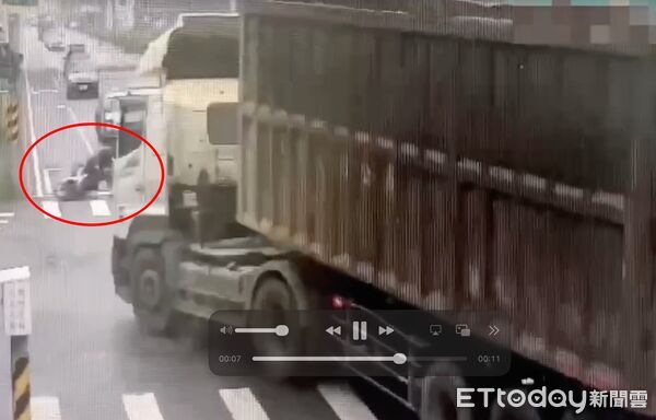 ▲大貨車搶快左轉，與騎士發生碰撞。（圖／記者許宥孺翻攝）