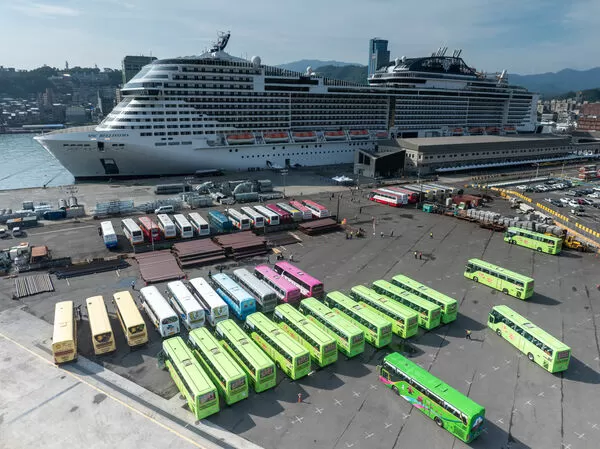 ▲基隆港西岸碼頭腹地寬廣，提供地中海榮耀號外籍掛靠旅客觀光遊覽車作業，為台灣帶來觀光財。（圖／港務公司提供）