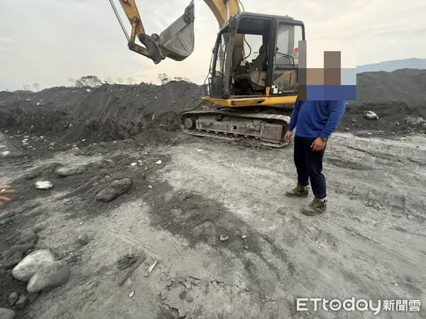 ▲林先生自開挖搜尋以來天天守在怪手前，深怕錯過任何找到父母的機會。（圖／記者王兆麟翻攝，下同）