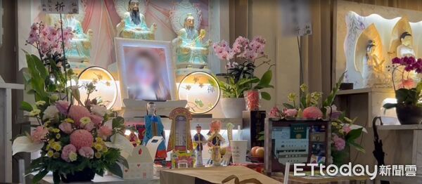 ▲陳女家屬18日上午重回事故現場招魂後，19日起即守在陳女靈堂前陳女，而酒駕肇事陳男至今沒有透過任何方式及管道向家屬道歉或聯繫，令家屬內心難平。（記者林東良翻攝，下同）