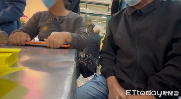 ▲陳女家屬18日上午重回事故現場招魂後，19日起即守在陳女靈堂前陳女，而酒駕肇事陳男至今沒有透過任何方式及管道向家屬道歉或聯繫，令家屬內心難平。（記者林東良翻攝，下同）