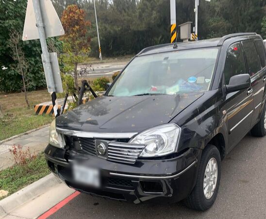 ▲台南市南區濱南路與萬皇一路口發生自小客車與重機車碰撞事故，造成機車騎士傷重不治。（翻攝自台南大小事，下同）