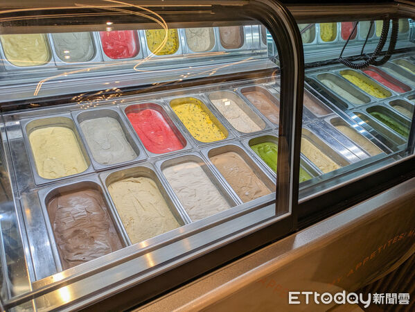 ▲朵頤重回新莊「自助吧供應近60種品項」。（圖／記者黃士原攝）