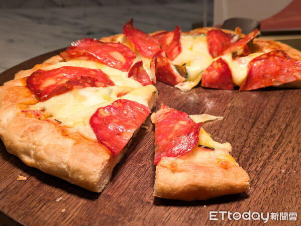 ▲朵頤重回新莊「自助吧供應近60種品項」。（圖／記者黃士原攝）