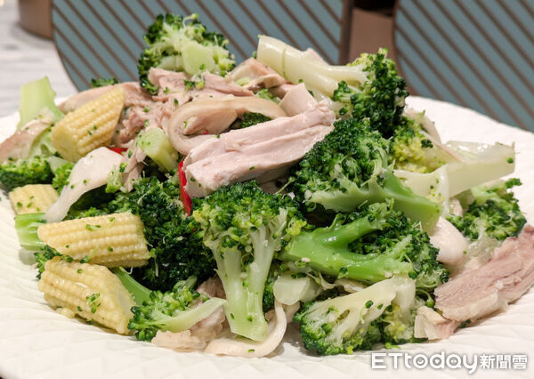 ▲朵頤重回新莊「自助吧供應近60種品項」。（圖／記者黃士原攝）