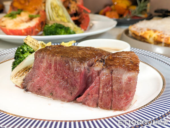 ▲朵頤重回新莊「自助吧供應近60種品項」。（圖／記者黃士原攝）