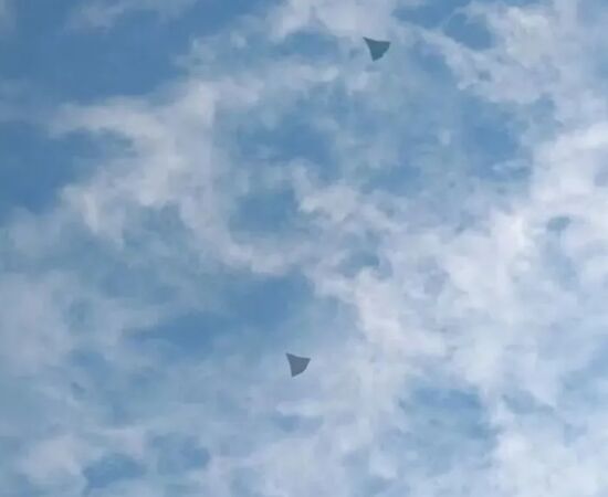 ▲▼2架帶著不同尾噴口布局的殲-36進行編隊飛行。（圖／翻攝自大陸網站）