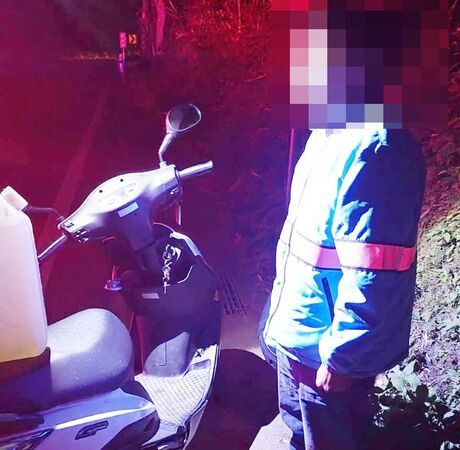 ▲設籍雲林的林姓男子17日自雲林騎車欲至台中參拜大甲媽，卻一路迷途騎到桃園，機車沒油後在復興區台七線上發呆徘徊，大溪警方上前詢問原委。（圖／大溪警方提供）