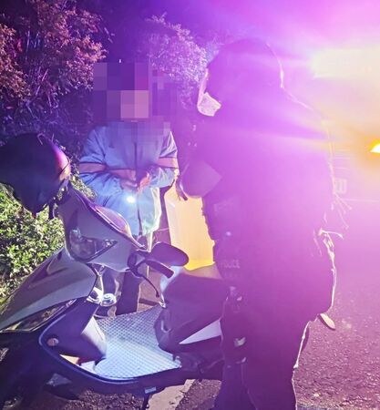 ▲大溪警方幫忙林男機車加滿油後，帶回派出所安置。（圖／大溪警方提供）