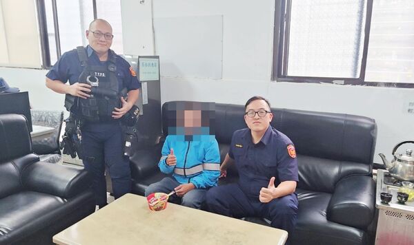 ▲大溪警方將迷途林男帶回派出所，提供熱食飲水並通知家人。（圖／大溪警方提供）