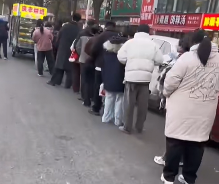 ▲▼排隊人潮。（圖／翻攝自微博）